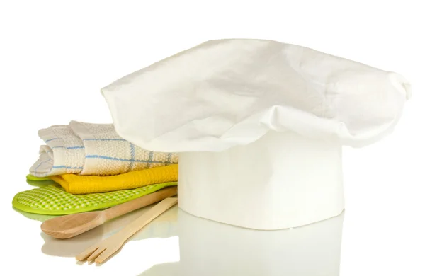 Sombrero de chef con toallas de cocina, agarraderas y utensilios de cocina aislados en blanco — Foto de Stock