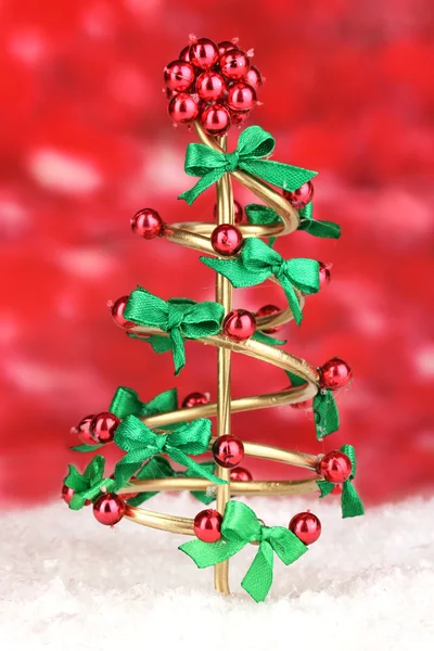 Draad kerstboom op lichte achtergrond — Stockfoto