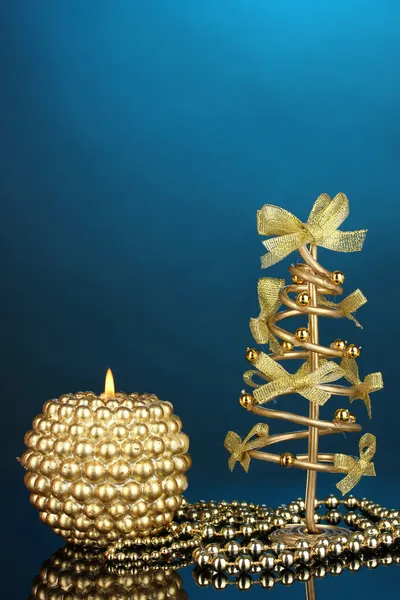 Weihnachtsbaum aus Draht mit Perlen und Kerze auf blauem Hintergrund — Stockfoto