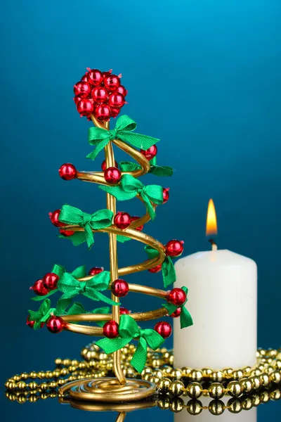 Weihnachtsbaum aus Draht mit Perlen und Kerze auf blauem Hintergrund — Stockfoto