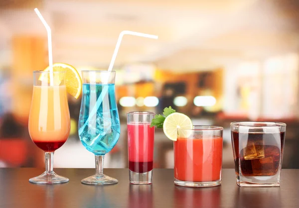 Diversi bicchieri di bevande diverse su sfondo luminoso — Foto Stock