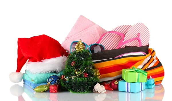 Accesorios de playa y árbol de Navidad aislado en blanco —  Fotos de Stock