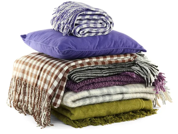 Warme plaids en kleurrijke kussens geïsoleerd op wit — Stockfoto