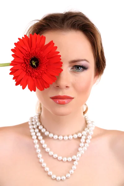 Hermosa mujer joven con maquillaje brillante, la celebración de la flor, aislado en blanco — Foto de Stock