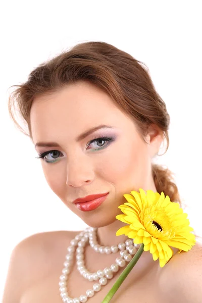 Hermosa mujer joven con maquillaje brillante, la celebración de la flor, aislado en blanco — Foto de Stock