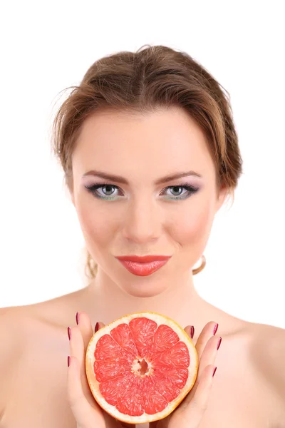 Schöne junge Frau mit hellem Make-up, mit Grapefruit in der Hand, isoliert auf weiß — Stockfoto