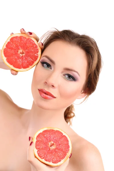 Schöne junge Frau mit hellem Make-up, mit Grapefruit in der Hand, isoliert auf weiß — Stockfoto