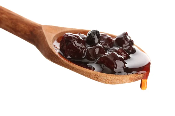 Konfitury jagodowe smaczny w drewnianą łyżką, na białym tle — Zdjęcie stockowe