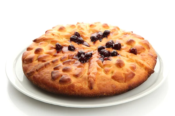 Smakelijk zelfgemaakte taart met jam, geïsoleerd op wit — Stockfoto