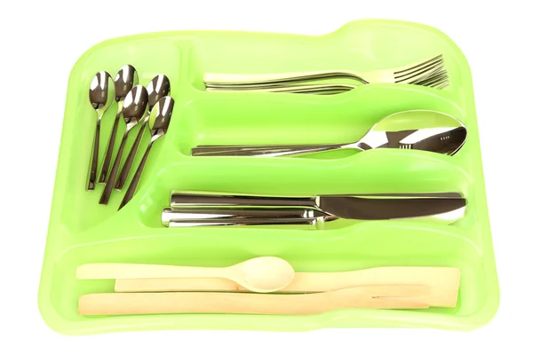 チェックの銀食器と木製のスプーンを白で隔離される緑のプラスチックカト ラリー トレイ — ストック写真