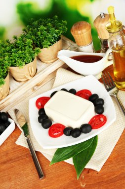 baharat ve doğal arka plan yakın çekim üzerinde ahşap masa üzerine süslenmiş plaka üzerinde beyaz peynir