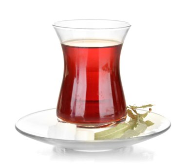 Beyaz üzerine izole edilmiş bir bardak Türk çayı