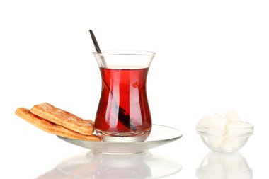 Beyaz üzerine izole edilmiş bir bardak Türk çayı