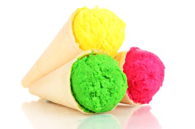 limon, çilek ve kivi dondurma waffle konileri üzerinde beyaz izole içinde üç kaşık toz