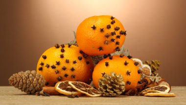 kompozisyon Noel baharat ve ahşap masa üstünde tangarines