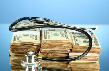 Sağlık maliyet kavramı: steteskop ve renk arka plan üzerinde dolar