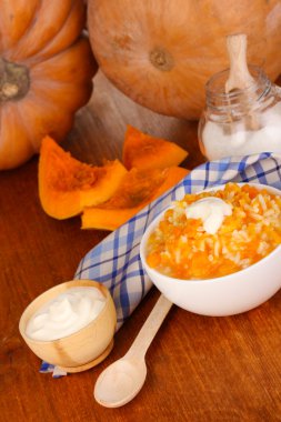 ahşap masa yakın çekim üzerinde beyaz tabak içinde yararlı kabak püresi