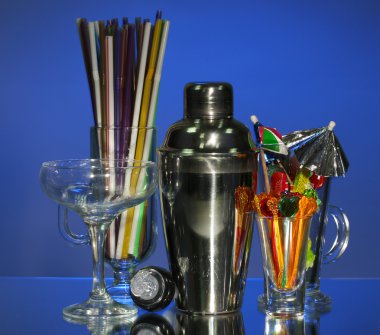 kokteyl shaker ve cam üzerine beyaz izole