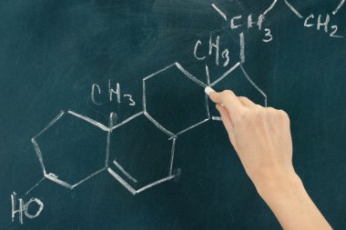 blackboard tebeşir ile yazılı kimyasal yapısı formülü.