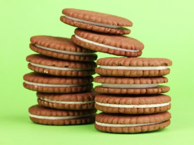 yeşil zemin üzerine krem tabakası ile çikolatalı kurabiye