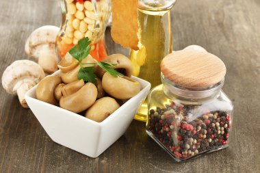 ahşap masa üzerinde baharat kase lezzetli Marine mantar