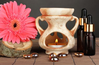 Aromaterapi lamba gri arka plan üzerinde