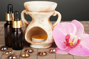 Aromaterapi lamba gri arka plan üzerinde