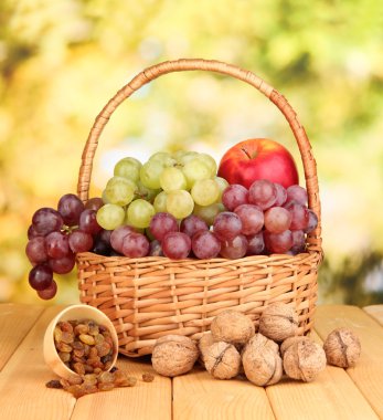 üzüm sepeti ahşap masa üzerinde fındık