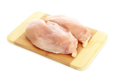 çiğ tavuk eti üzerinde beyaz izole kesme tahtası üzerinde