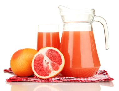 tam cam ve greyfurt suyu ve greyfurt üzerinde beyaz izole kabı