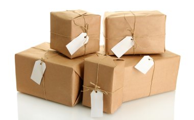 parsel üzerinde beyaz izole, kraft kağıt kutular