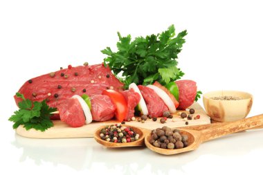 Şifalı otlarla Marine ham sığır eti ve baharat üzerine beyaz izole
