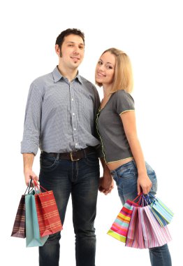 Genç çift alışveriş ve birçok alışveriş torbaları üzerinde beyaz izole holding