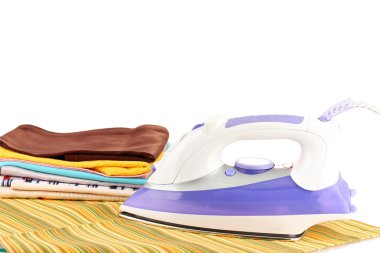 düz elektrik demir ve giysi üzerinde beyaz izole