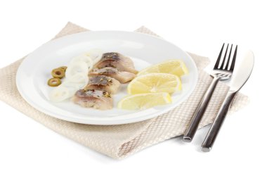 ringa balığı ve plaka üzerinde beyaz izole limon yemek