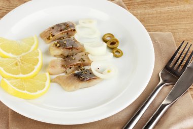 ringa balığı ve limon plaka üzerinde ahşap masa yakın çekim yemek