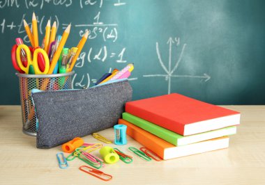 -yazı tahtası kalem kutusu ve okul donanımları tablo ile okula dönüş