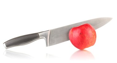 Kırmızı elma ve üzerinde beyaz izole bıçak