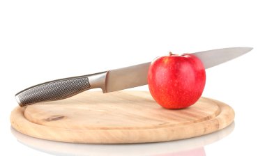 Kırmızı elma ve bıçak üzerinde beyaz izole kesme tahtası üzerinde