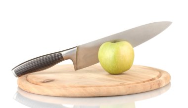 Yeşil elma ve bıçak üzerinde beyaz izole kesme tahtası üzerinde