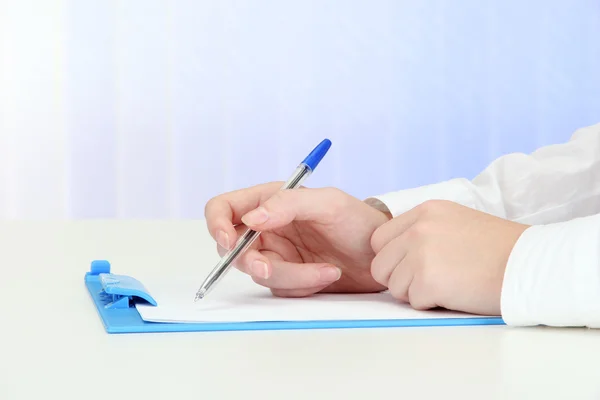 Primo piano di mani di donna d'affari, scrittura su carta — Foto Stock