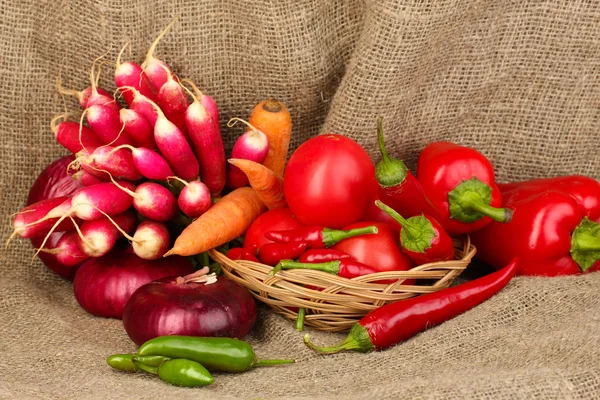 Verduras rojas frescas sobre fondo de saco — Foto de Stock