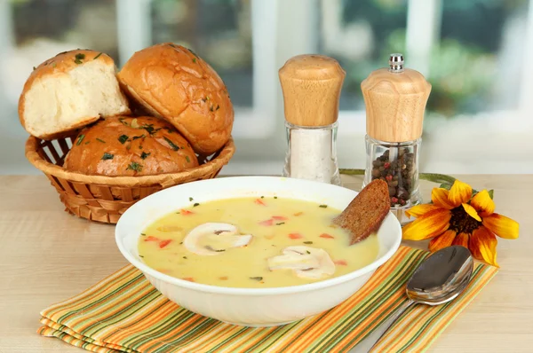 Sopa fragante en plato blanco en la mesa en el fondo de la ventana primer plano — Foto de Stock