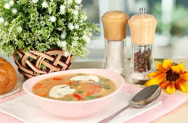 Geurige soep in roze plaat op tafel op venster achtergrond close-up — Stockfoto