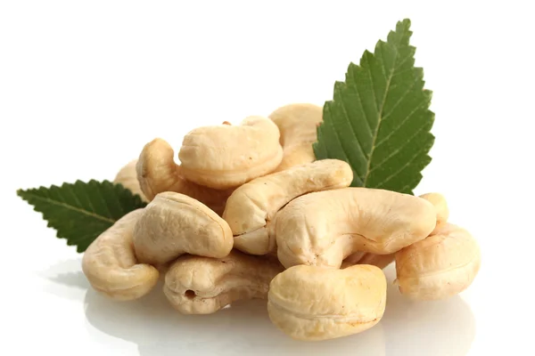 Chutné ořechy kešu s listy, izolované na bílém — Stock fotografie