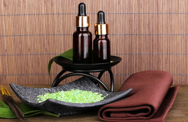 Impostazione aromaterapia su sfondo di bambù marrone — Foto Stock