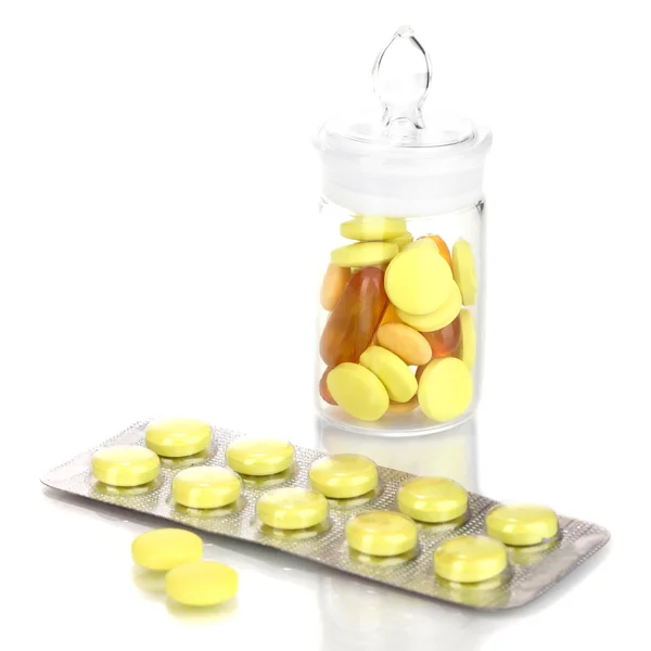 Comprimidos acondicionados em blister e recipiente isolados sobre branco — Fotografia de Stock