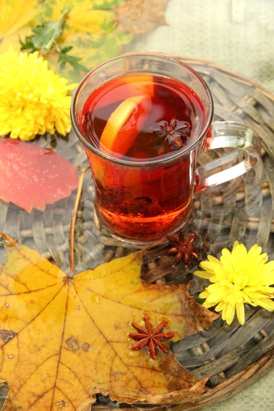 Tasse Heißgetränk und Herbstblätter, Nahaufnahme — Stockfoto