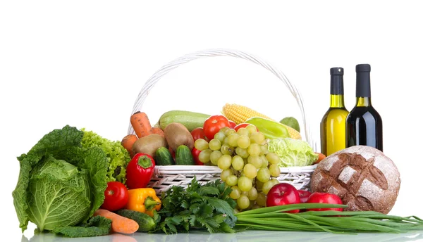 Composizione con verdure e frutta in cesto di vimini isolato su bianco — Foto Stock