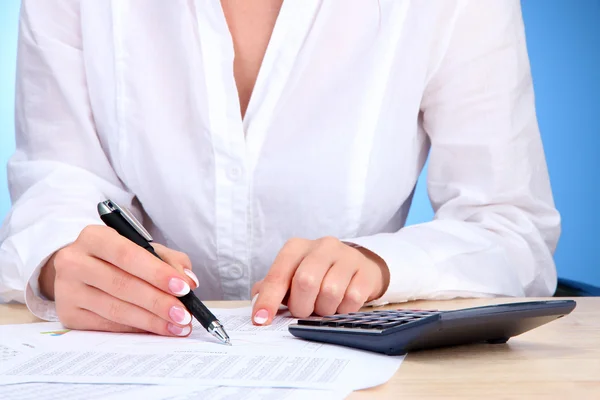 Gros plan des mains de femme d'affaires, travaillant dans la salle de bureau — Photo